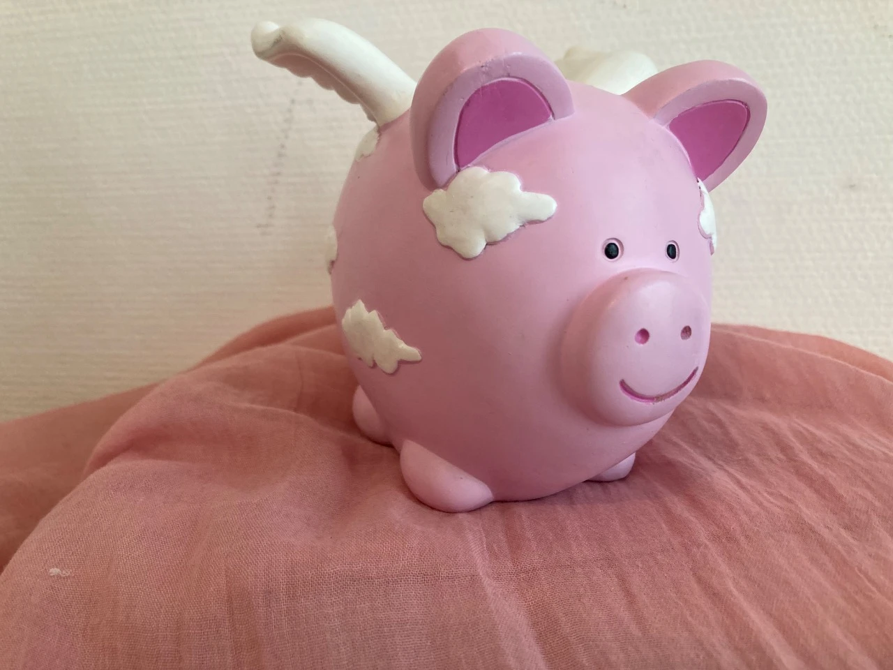 Tirelire cochon avec des ailes